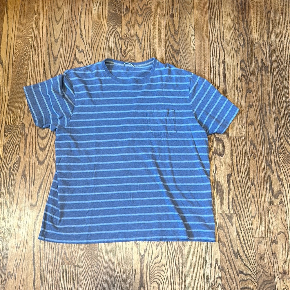 Patagonia men’s Large pocket tee